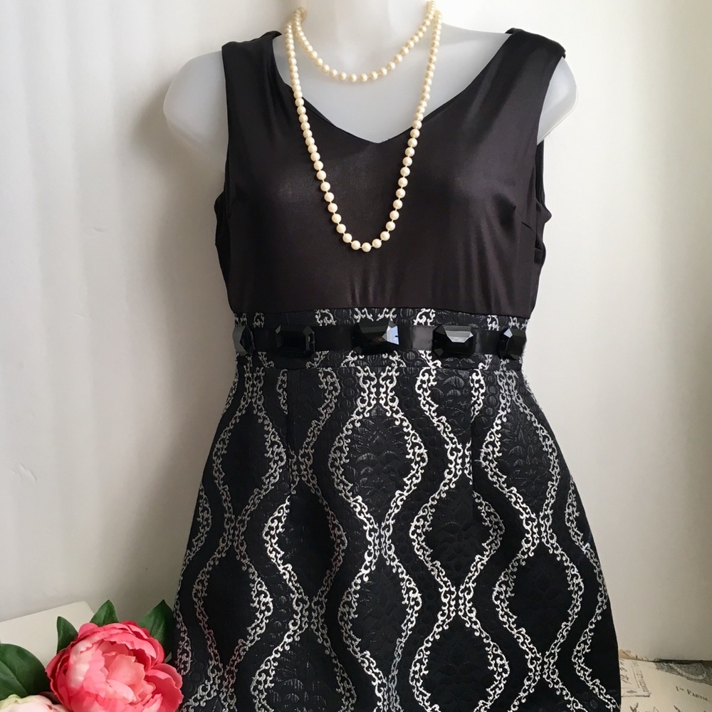 Nueva V-Neck Sleeveless Cocktail Dress - Size 4
